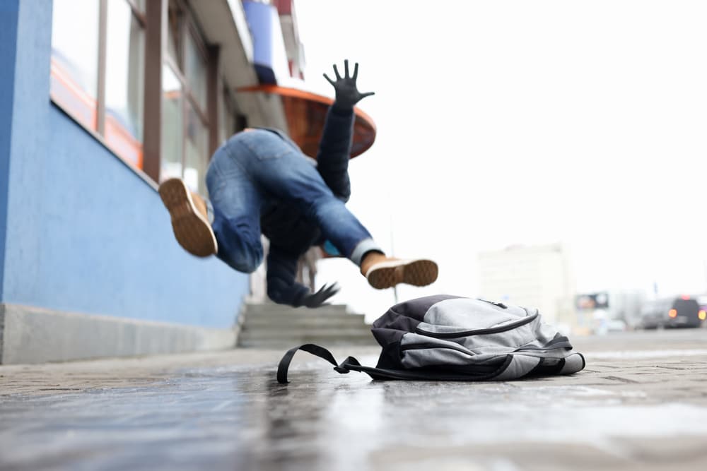 How a Sidewalk Injury Attorney Proves Negligence 