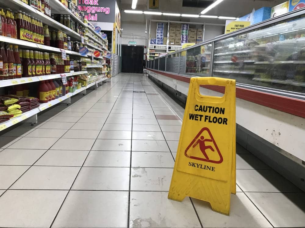 Resbalón y caída en una tienda de alimentación de la ciudad de Nueva York